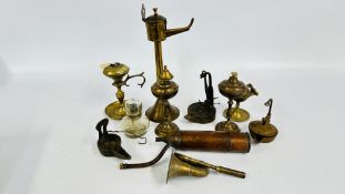 A GROUP OF VINTAGE BRASS OIL LAMPS TO INCLUDE A LACE MAKERS EXAMPLE + A VINTAGE GLASS ALCOHOL