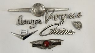 A GROUP OF VINTAGE CAR BADGES TO INCLUDE MORRIS, MORRIS TEN, VOGUE AND CORTINA EXAMPLES.