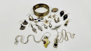 A GROUP OF SILVER JEWELLERY TO INCLUDE BANGLE, 8 PAIRS OF EARRINGS, TWO BROOCHES, STICK PIN,