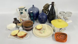 1 X BOX OF ASSORTED STUDIO POTTERY TO INCLUDE A GRADUATED PAIR OF VASES, SUSIE COOPER PLATE,