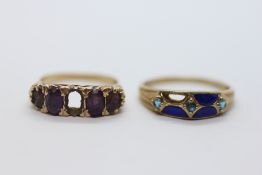 A 9CT GOLD VICTORIAN STYLE FIVE STONE AMETHYST RING (ONE STONE MISSING) AND 9CT GOLD BLUE STONE