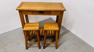 A MODERN SOLID LIGHT OAK SIDE TABLE WITH DRAWER, W 100 X D 45 X H 91CM,