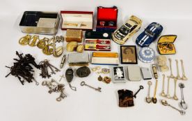 GROUP OF COLLECTIBLES TO INCLUDE BOXED SHEAFFER PEN, 2 X ZIPPO LIGHTERS, COLLECTION OF BY-GONE KEYS,