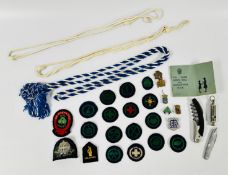 A GROUP OF VINTAGE GIRL GUIDES COLLECTIBLES TO INCLUDE CLOTH BADGES,