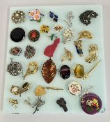 APPROX 35 ASSORTED DRESS / COSTUME BROOCHES AND BADGES TO INCLUDE CERAMIC,
