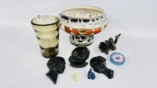 A GROUP OF VINTAGE RETRO CHINA AND GLASSWARE TO INCLUDE PAPERWEIGHT, WALL MASKS ETC.