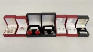 A TRAY OF SILVER AND WHITE METAL RINGS AND EARRINGS IN BOXES.