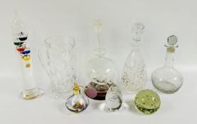 A GROUP OF GLASS TO INCLUDE A GOOD QUALITY CRYSTAL JUG AND DECANTER, MAYFLOWER SHIP IN A BOTTLE,
