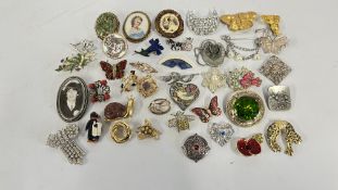 APPROX 40 ASSORTED VINTAGE BROOCHES TO INCLUDE MARCASITE, ENAMEL, STONE SET AND A LIMOGE EXAMPLE.