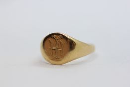 AN 18CT GOLD GENTLEMAN'S SIGNET RING, SIZE P/Q.