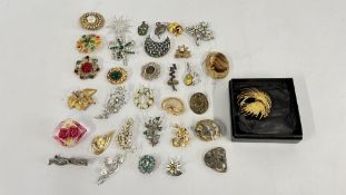 APPROX 32 ASSORTED VINTAGE COSTUME JEWELLERY BROOCHES TO INCLUDE ENAMEL,