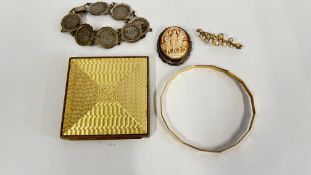 A 9CT GOLD 1920'S METAL CORE BANGLE, COIN BRACELET, DECO COMPACT, BROOCH & A CAMEO PENDANT.