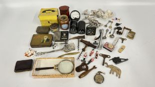 A GROUP OF ASSORTED COLLECTIBLES TO INCLUDE BRITAIN'S SOLDIERS, FARM ANIMALS,