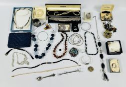 A BOX OF ASSORTED COSTUME JEWELLERY TO INCLUDE BEADED NECKLACES & BANGLES, STONE SET BROOCHES,