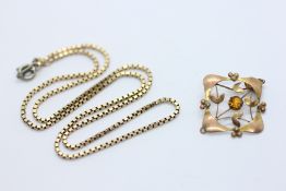 A VINTAGE 9CT GOLD STONE SET PENDANT ALONG WITH A 9CT GOLD BOX LINK CHAIN WITH PLATED CLASP, L 40CM.