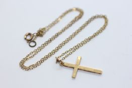 A 9CT GOLD CROSS PENDANT & YELLOW METAL CHAIN, L 40CM.