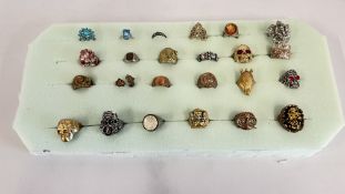 APPROX 24 ASSORTED DRESS RINGS TO INCLUDE NOVELTY AND STONE SET EXAMPLES.