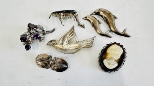A GROUP OF 6 SILVER BROOCHES TO INCLUDE FILIGREES, DOLPHIN & CAMEO EXAMPLES ETC.