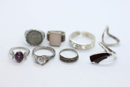 A GROUP OF 8 ASSORTED SILVER RINGS TO INCLUDE COIN AND STONE SET EXAMPLES.