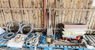 ASSORTED GROUP OF VINTAGE SHED BYGONES AND TOOLS TO INCLUDE TRAYS, OIL CANS, SAWS, HAND TOOLS, ROPE,