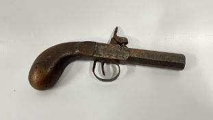 AN ANTIQUE PERCUSSION CAP PISTOL, NO MAKERS MARK (L 17CM TOTAL LENGTH).