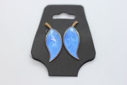 A PAIR OF DESIGNER DAVID ANDERSON NORWEGIAN SILVER GILT AND ENAMEL CLIP ON BLUE LEAF EARRINGS.
