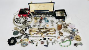 A GROUP OF ASSORTED COSTUME JEWELLERY TO INCLUDE A SINGLE ROPE OF GRADUATED CICERO PEARLS IN CASE,