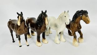 GROUP OF FOUR BESWICK AND ROYAL DOULTON CERAMIC HORSE, THE LARGEST 21.5CM TALL.