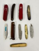 A GROUP OF 10 ASSORTED POCKET KNIVES, HORN, SWISS AND MULTI TOOL EXAMPLES.
