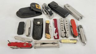 A GROUP OF 13 ASSORTED POCKET KNIVES TO INCLUDE SWISS AND MULTI TOOL EXAMPLES.