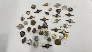 A GROUP OF ASSORTED BADGES TO INCLUDE MANY ENAMEL EXAMPLES RELATED TO 
