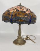 A DECORATIVE TIFFANY STYLE LAMP AND SHADE FEATURING A LEADED GLASS DESIGN WITH DRAGONFLY MOTIFS,