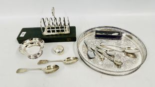 A GROUP OF SILVER PLATED WARES TO INCLUDE CIRCULAR GALLERIED TRAY WITH CHASED DECORATION,