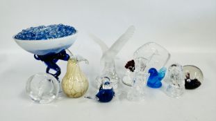 A GROUP OF ASSORTED ART GLASS TO INCLUDE CAITHNESS PAPERWEIGHT, GOEBEL, SIGNED EXAMPLES, ETC.