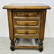 SMALL OAK 3 DRAWER CHEST, W 45CM X H 55CM.