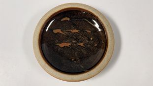 A STUDIO POTTERY STONEWARE GLAZED SHALLOW DISH BEARING LABEL MARKED JOHN LEACH 1982, DIAM 23CM.