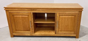 OAK TWO DOOR MEDIA UNIT WITH OPEN CENTRAL SHELF, W 133 X D 40 X H 60CM.