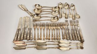 A MATCHED GROUP OF ANTIQUE SILVER KINGS PATTERN FLATWARE COMPRISING OF 6 X SPOONS LONDON VARIOUS