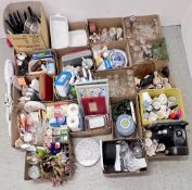 17 BOXES OF ASSORTED HOME SUNDRIES TO INCLUDE CANNED FOOD, CLEANING SUPPLIES, CUTLERY, GLASS WARE,