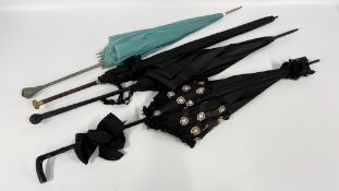 A GROUP OF 4 VINTAGE PARASOLS TO INCLUDE VICTORIAN EXAMPLES.