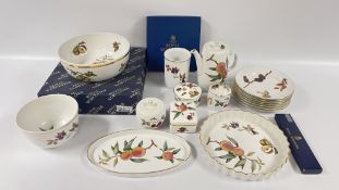 A GROUP OF ROYAL WORCESTER TEA AND DINNERWARE TO INCLUDE ARDEN & EVESHAM EXAMPLES, APPROX 18 PIECES.