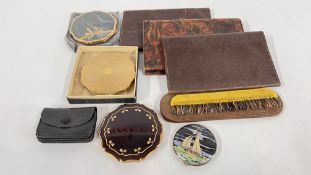 A GROUP OF VINTAGE LEATHER WALLETS, COIN PURSE AND COMPACTS TO INCLUDE 
