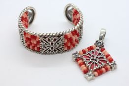 A SILVER CUFF BRACELET & MATCHING PENDANT, SET WITH MULTIPLE POLISHED HARD STONE BEADS.