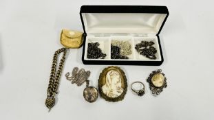 A GROUP OF SILVER AND WHITE METAL JEWELLERY TO INCLUDE BELCHER CHAINS, OPEN WORK CAMEO PENDANT,