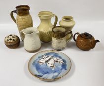 A GROUP OF STUDIO POTTERY TO INCLUDE A JUG AND VASE MARKED 