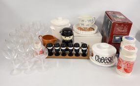 A GROUP OF KITCHENALIA TO INCLUDE WADE 