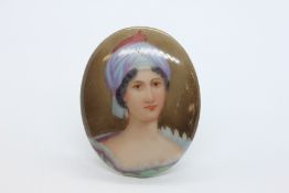A VINTAGE OVAL HAND PAINTED PORCELAIN PORTRAIT PANEL, H 5.5 X W 4.2CM.
