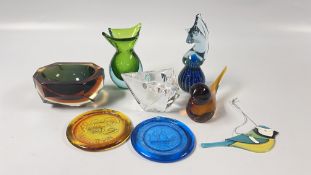 A GROUP OF ART GLASS TO INCLUDE A MURANO PAPERWEIGHT AND AN ORREFORS TEA LIGHT HOLDER ETC.