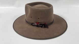 AN AKUBRA DROVER PURE FUR FELT AUSTRALIAN LEGEND OUTBACK STYLE HAT IN ORIGINAL PRESENTATION BOX.