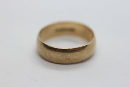 A 9CT YELLOW GOLD WEDDING BAND, SIZE Q/R.